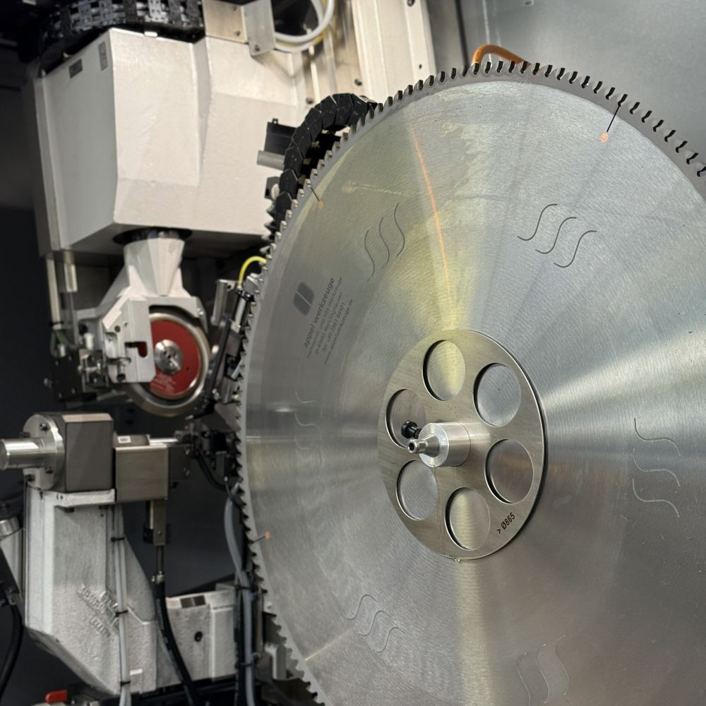 Fertig geschliffenes Kreissägeblatt auf der Schleifmaschine