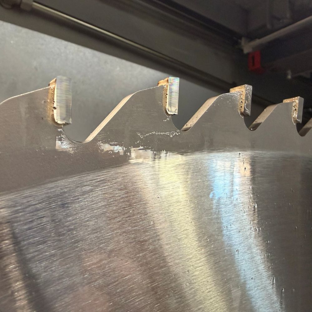 Präzise geschliffener Hartmetallzahn im Fertigungsprozess.