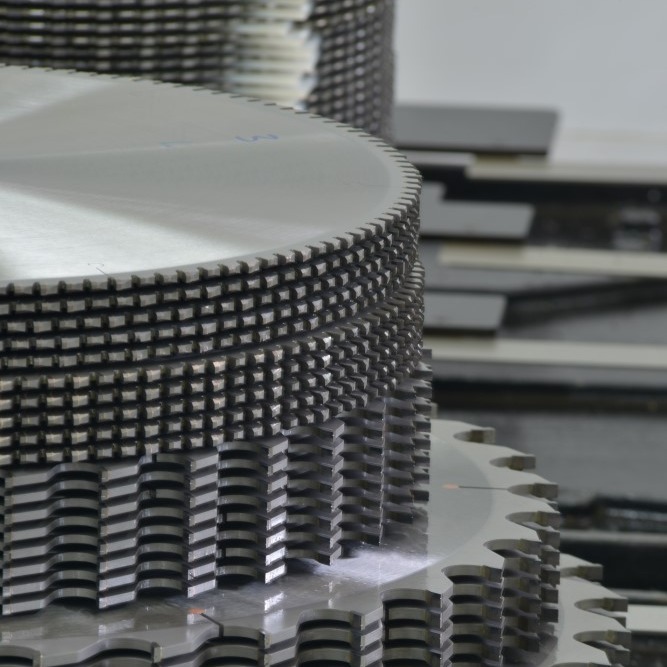 Beladewagen mit hartmetallbestückten Kreissägeblättern in verschiedenen Durchmessern