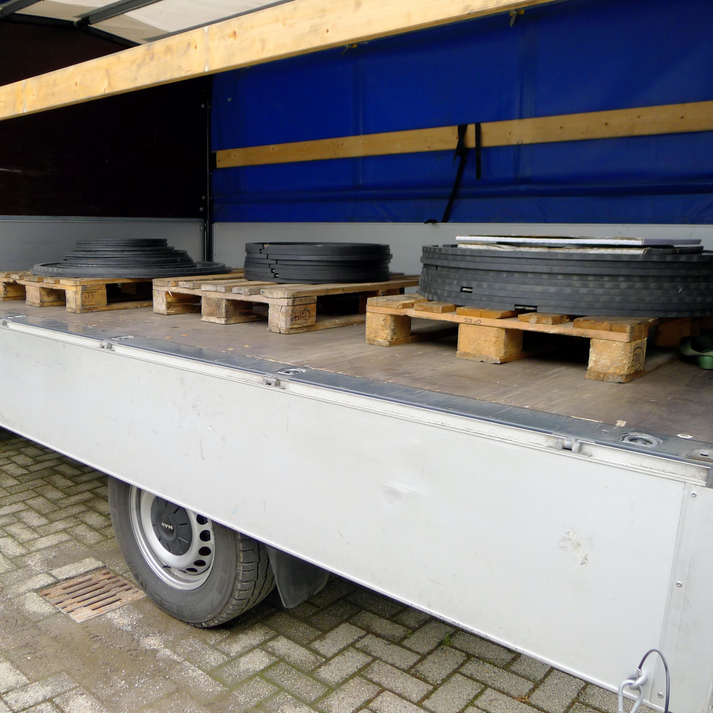 Kreissägeblätter sicher auf Paletten verladen im Abhol- und Bringservice