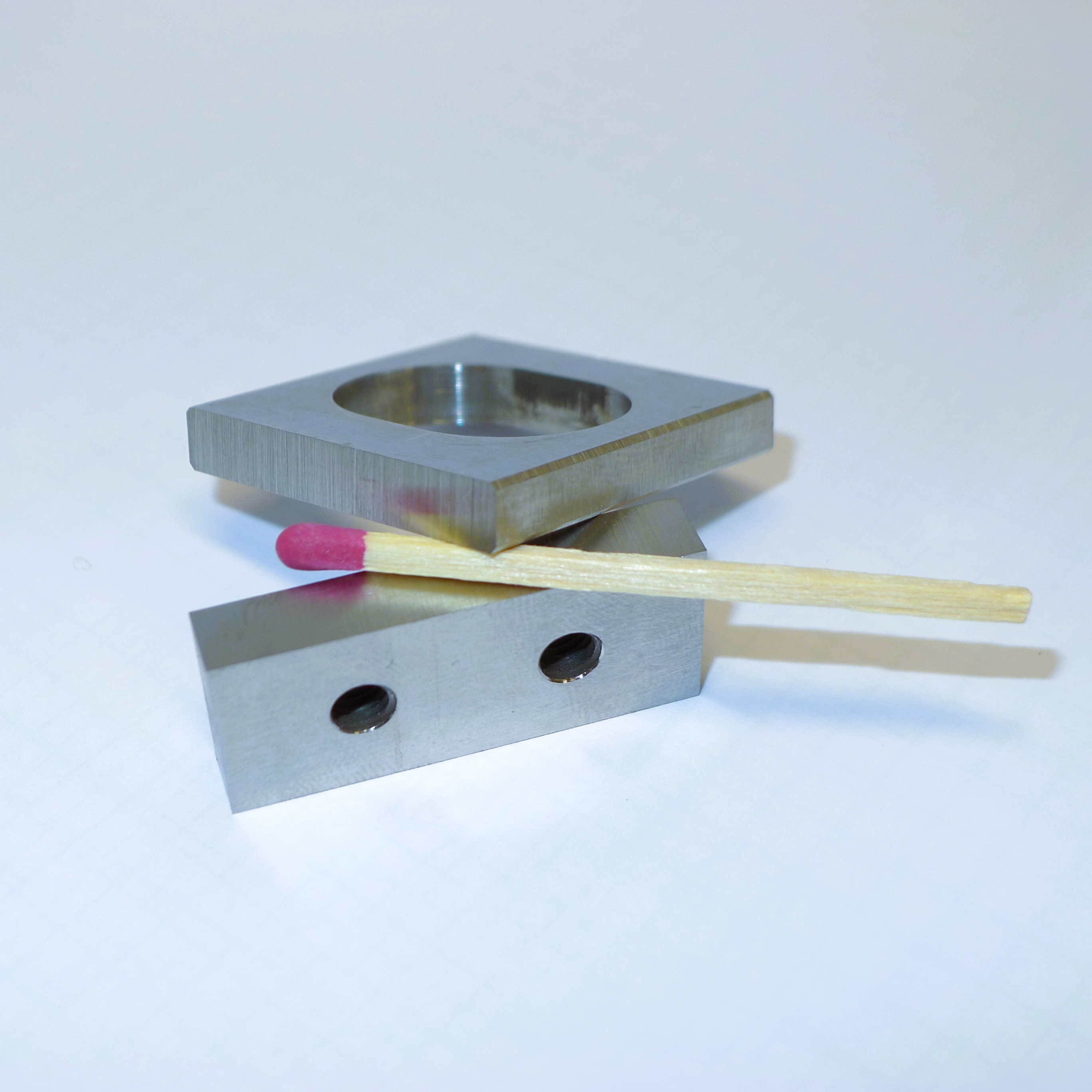 Kompaktes Messer nach dem Nachschliff im Größenvergleich