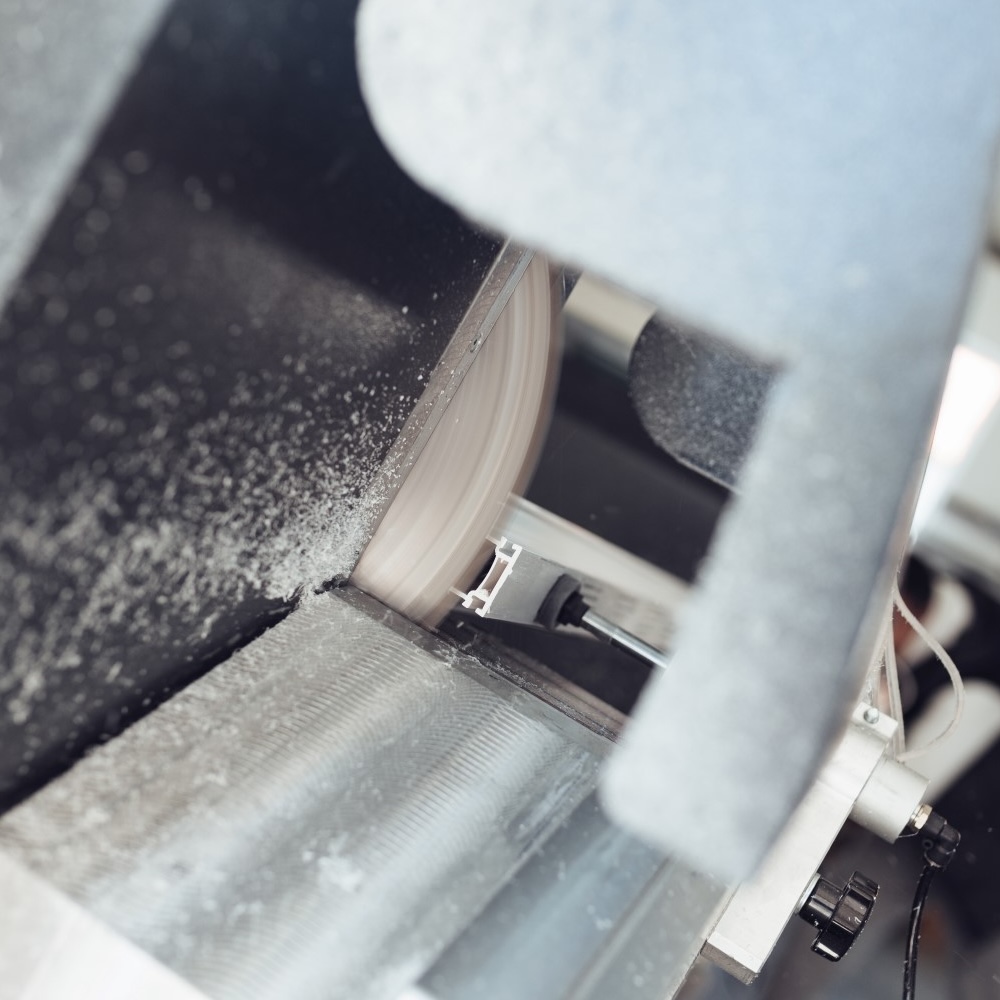 Aluminiumkreissägeblatt im Einsatz beim Sägen von Aluminium