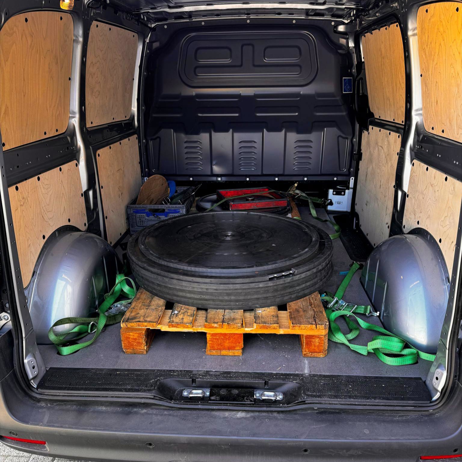 Großes Kreissägeblatt auf Palette gesichert im Transportfahrzeug